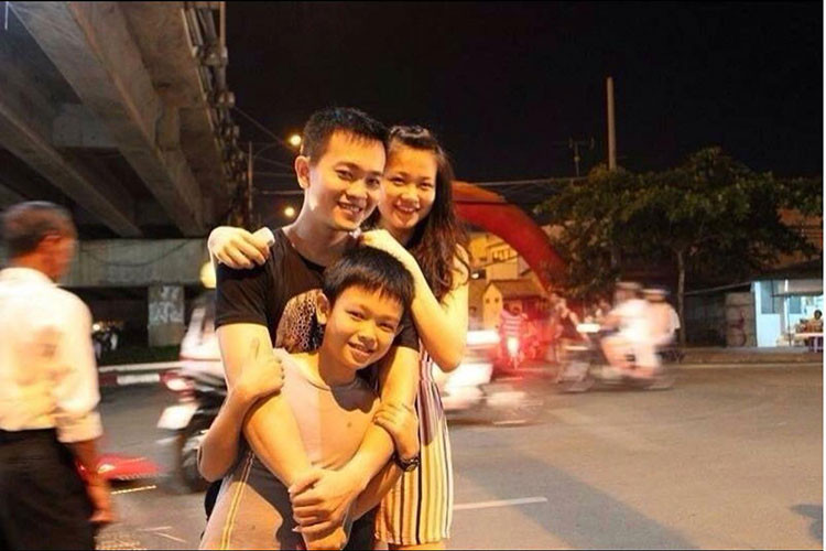 Phương Khánh có một anh trai và một người em trai. Vì không muốn hưởng ảnh đến cuộc sống riêng của bố mẹ, Phương Khánh và em trai rời Bến Tre lên Sài Gòn để sống cùng anh trai.