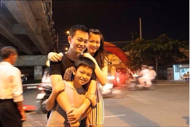 Phương Khánh có một anh trai và một người em trai. Vì không muốn hưởng ảnh đến cuộc sống riêng của bố mẹ, Phương Khánh và em trai rời Bến Tre lên Sài Gòn để sống cùng anh trai.