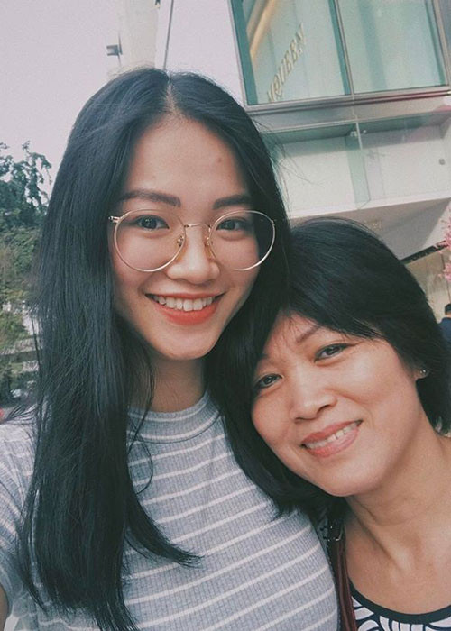 Theo Người đưa tin, mẹ của Phương Khánh đã có gia đình mới tại Pháp, còn bố của người đẹp cũng có mái ấm riêng tại Bến Tre.