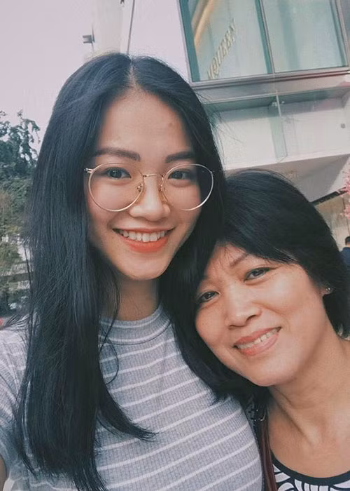 Theo Người đưa tin, mẹ của Phương Khánh đã có gia đình mới tại Pháp, còn bố của người đẹp cũng có mái ấm riêng tại Bến Tre.