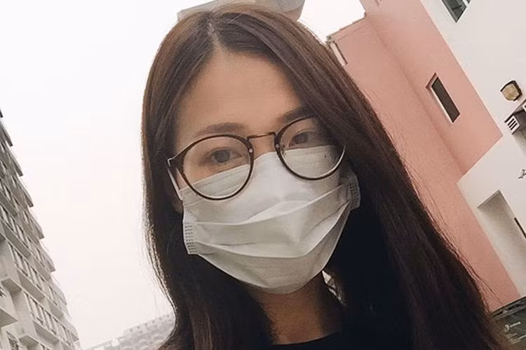 Theo chia sẻ của anh trai Phương Khánh trên Trí thức trẻ, cô còn bó mặt theo phương pháp của Hàn Quốc để phần xương hàm và sống mũi thon thả hơn.