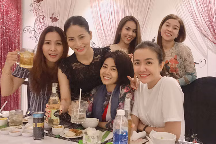 Cách đây ít ngày, nữ diễn viên dự tiệc chiêu đãi của nghệ sĩ Lệ Thủy.