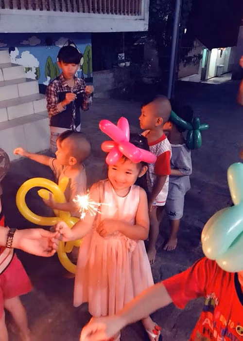 Mai Phương đưa con gái đi tham gia hoạt động từ thiện để bé có nhiều trải nghiệm thú vị, ý nghĩa.