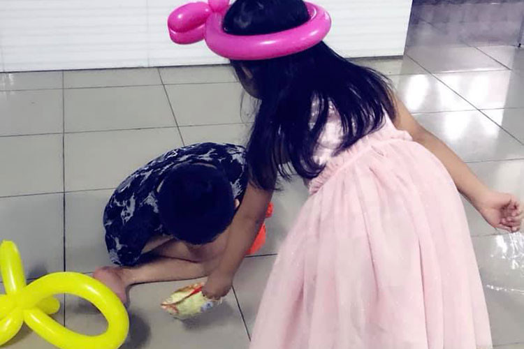 Bé Lavie biết chia sẻ những món quà với các bạn nhỏ.