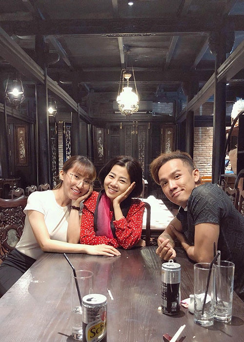 Nữ diễn viên vẫn thường xuyên gặp gỡ bạn bè. Mới nhất, Mai Phương đi ăn tối cùng ca sĩ Ngọc Châu (nhóm Mây Trắng).