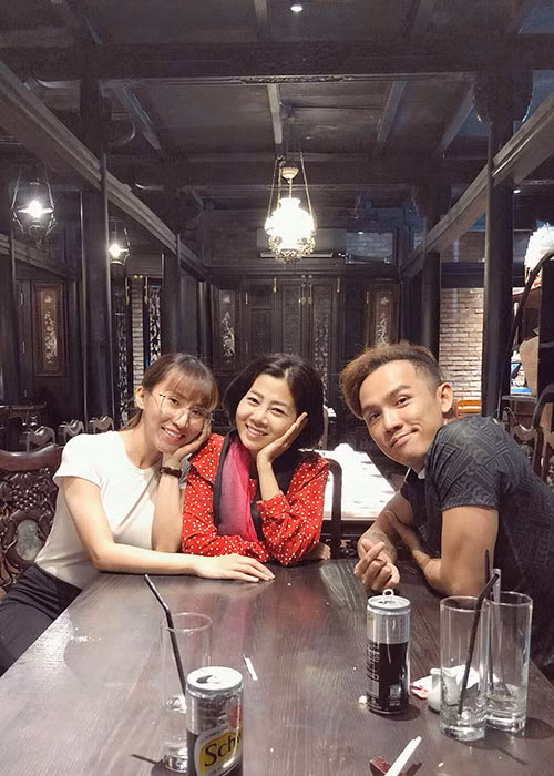 Nữ diễn viên vẫn thường xuyên gặp gỡ bạn bè. Mới nhất, Mai Phương đi ăn tối cùng ca sĩ Ngọc Châu (nhóm Mây Trắng).