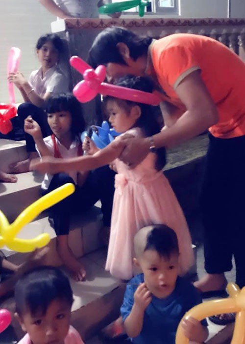 Con gái của Mai Phương vui chơi cùng các em nhỏ có hoàn cảnh khó khăn trong chuyến đi.