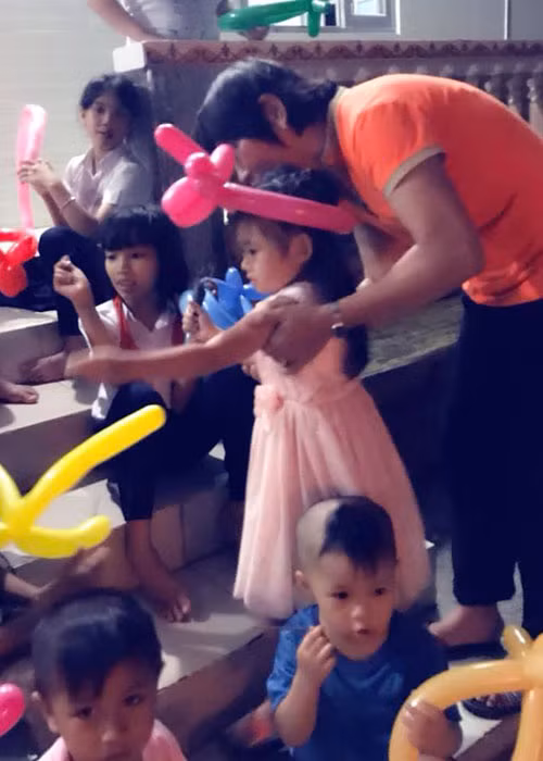 Con gái của Mai Phương vui chơi cùng các em nhỏ có hoàn cảnh khó khăn trong chuyến đi.