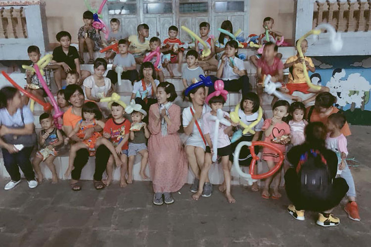 Mai Phương hiện mắc bệnh ung thư phổi. Ngoài tập trung trị bệnh, cô còn làm những điều mình thích như tập thiền, cắm hoa.