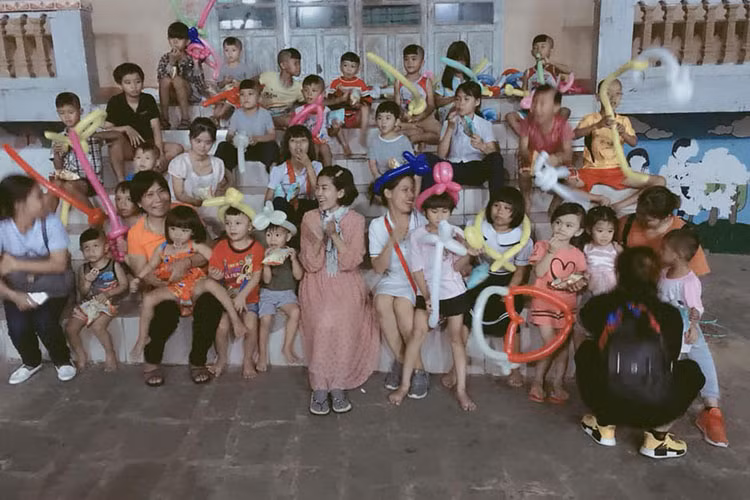 Mai Phương hiện mắc bệnh ung thư phổi. Ngoài tập trung trị bệnh, cô còn làm những điều mình thích như tập thiền, cắm hoa.