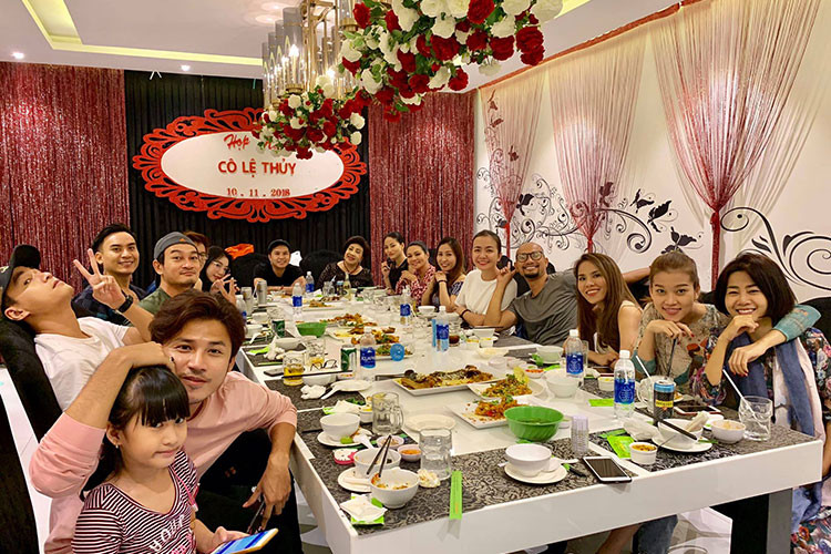 Mai Phương vui vẻ hội ngộ các đồng nghiệp: vợ chồng Ái Châu, Thanh Trúc, Dương Cẩm Lynh.