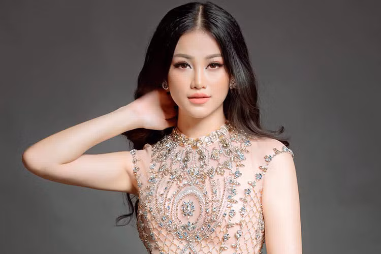 Cận cảnh gương mặt Phương Khánh qua bàn tay trang điểm của anh trai trong một bộ ảnh.