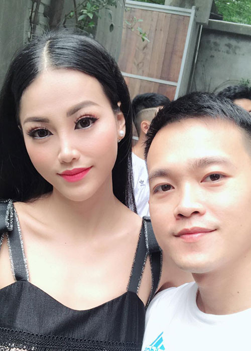 Theo Tiền Phong, anh trai của Phương Khánh đã dạy em gái trang điểm và làm tóc trước 6 tháng diễn ra cuộc thi Hoa hậu Trái đất 2018.