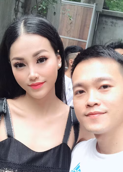 Theo Tiền Phong, anh trai của Phương Khánh đã dạy em gái trang điểm và làm tóc trước 6 tháng diễn ra cuộc thi Hoa hậu Trái đất 2018.