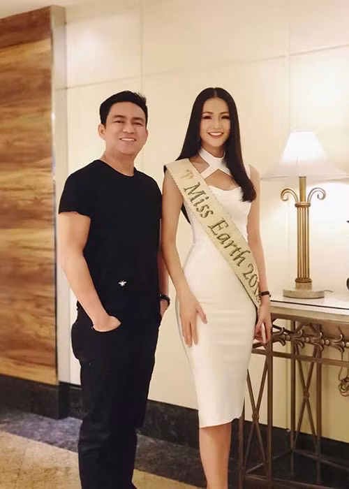 Sau khi đăng quang, Phương Khánh được anh trai tự tay trang điểm.