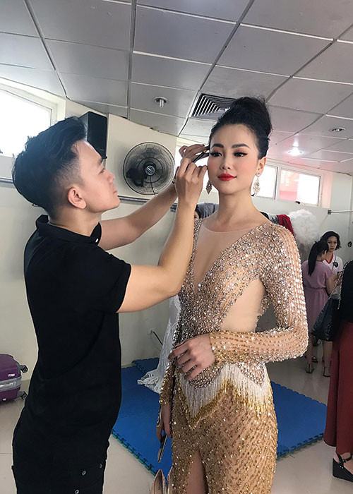 Thời điểm tham gia cuộc thi Hoa hậu Trái đất 2018, Phương Khánh tự trang điểm, sau đó gửi ảnh cho anh trai để chỉnh sửa từ xa vì ban tổ chức không có phép thí sinh có chuyên gia trang điểm đi theo.