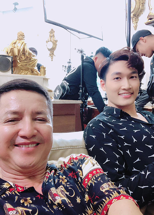 Các diễn viên của phim "Ghét thì yêu thôi": nghệ sĩ Chí Trung, Đình Tú xuất hiện trên phim trường "Quỳnh búp bê" ngoại truyện.