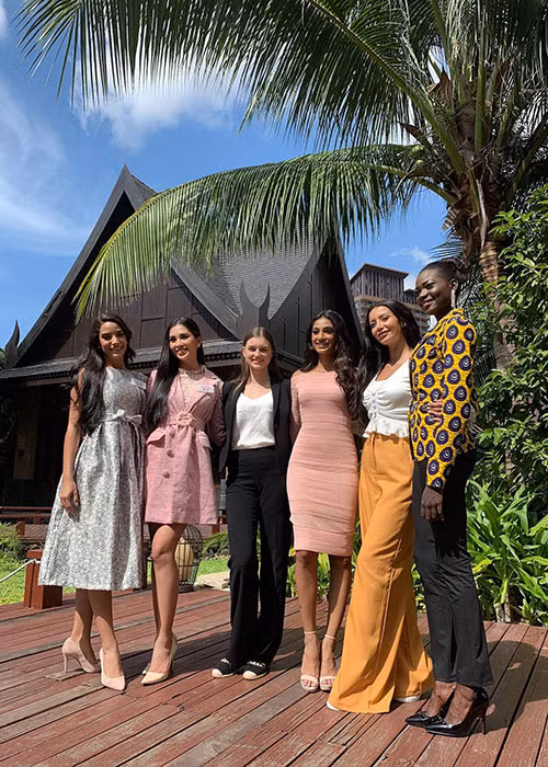 Trong phần thi Thử thách đối đầu, Tiểu Vy cùng đại diện Ấn Độ mặc váy cùng tông hồng.