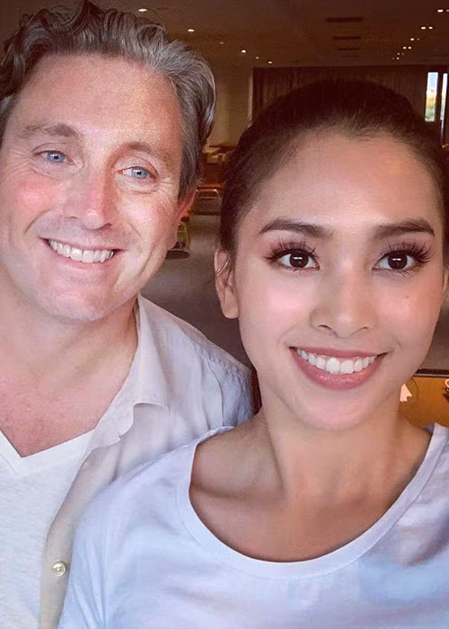 Ngoài chủ tịch cuộc thi, Tiểu Vy còn lọt vào mắt xanh của ông Brendan Morrissey - CEO của ứng dụng bình chọn tại cuộc thi.