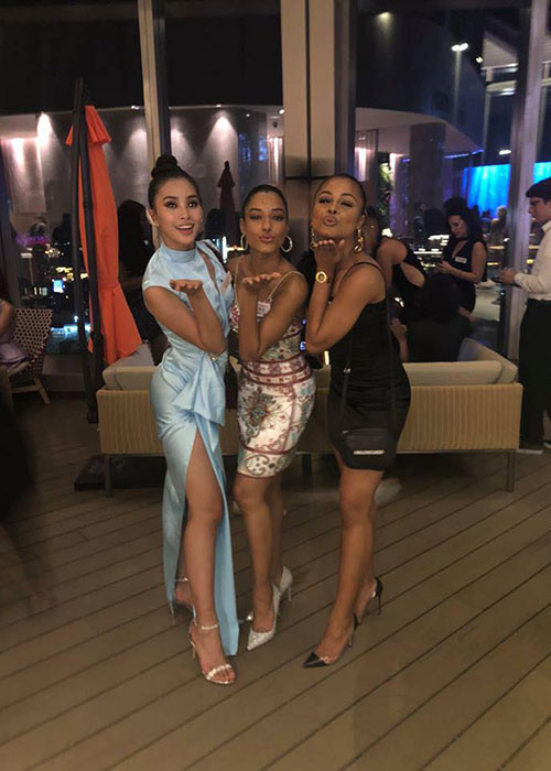 Hình ảnh Hoa hậu Tiểu Vy nổi bật trong chiếc váy màu xanh tại bữa tiệc.