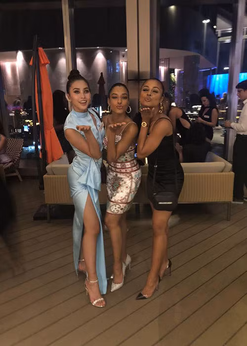 Hình ảnh Hoa hậu Tiểu Vy nổi bật trong chiếc váy màu xanh tại bữa tiệc.