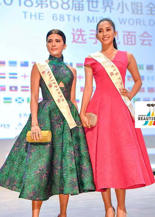 Tại buổi ra mắt cuộc thi, Tiểu Vy cũng lựa chọn gam màu hồng cho trang phục. Trong ảnh, đại diện Việt Nam nổi trội về chiều cao bên cô bạn cùng phòng - đại diện Philippines.