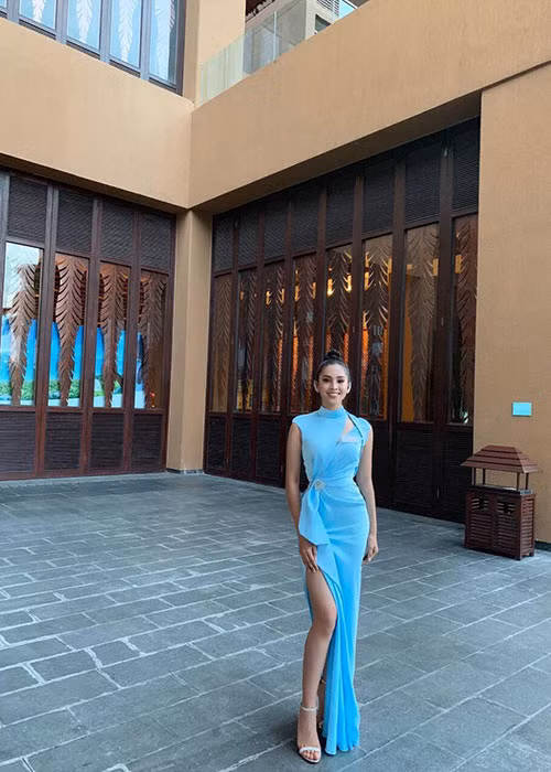 Trong một hoạt động mới đây của cuộc thi, Trần Tiểu Vy diện váy dạ hội màu xanh ngọc. Ảnh: FBNV