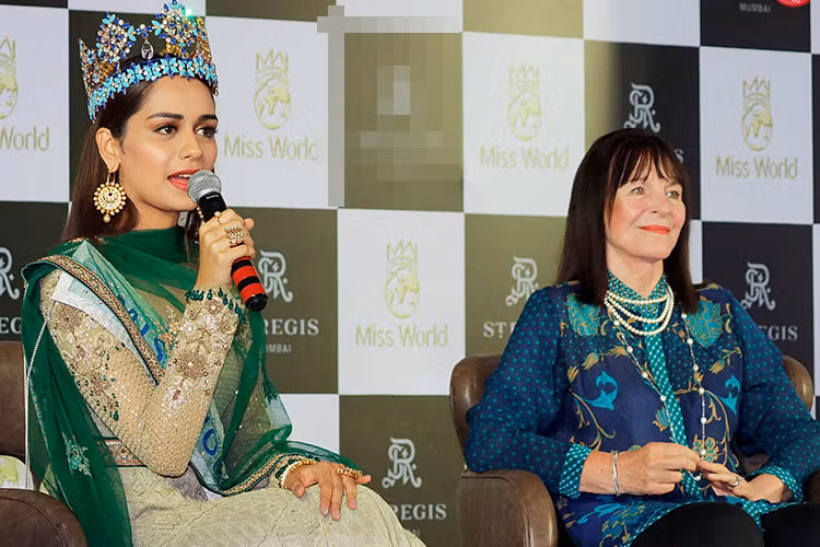 Biết được sở thích của chủ tịch cuộc thi nên nhiều người đẹp tham gia Hoa hậu Thế giới thường xuyên chọn trang phục tông hồng, xanh trong đó có đại diện Việt Nam - Hoa hậu Trần Tiểu Vy. Ảnh: Phụ nữ Việt Nam.