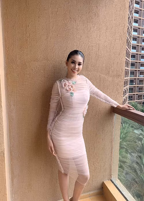 Tiểu Vy được khen khôn ngoan khi lựa chọn màu hồng may mắn tại cuộc thi Hoa hậu Thế giới 2018.