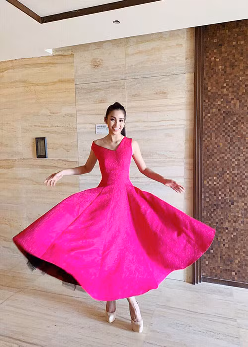 Màu hồng được xem là màu phong thủy tại cuộc thi Hoa hậu Thế giới khi đa số các người đẹp lên ngôi với đầm dạ hội tông màu này.