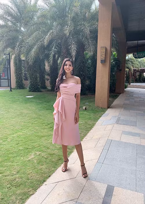 Từ khi bước chân vào cuộc thi, đại diện Việt Nam cũng liên tục diện trang phục tông hồng.