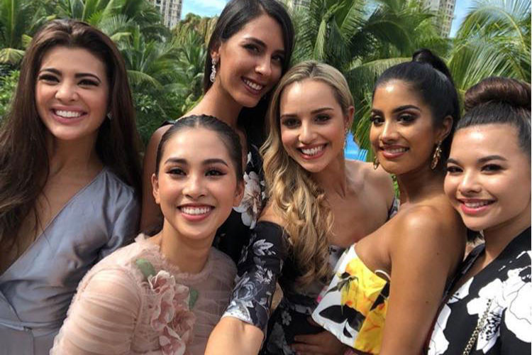 Đại diện Việt Nam chiếm được thiện cảm của ban tổ chức còn bởi vẻ ngoài rạng rỡ.