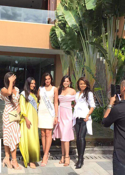 Hình ảnh Tiểu Vy gợi cảm trong bộ đầm cúp ngực tông hồng phong thủy.