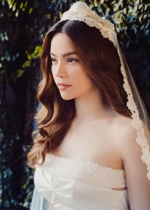 Nữ ca sĩ từng hóa cô dâu gợi cảm trong một bộ ảnh. Ảnh: VOV