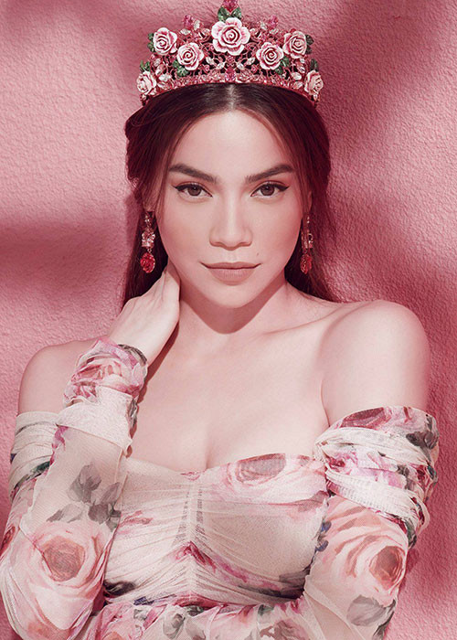 Nữ ca sĩ khéo khoe vòng một căng đầy, quyến rũ mà không bị chê phản cảm. Ảnh: FBNV