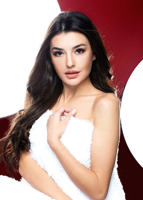 Thí sinh đến từ Ukraine cũng khoe vai trần gợi cảm.