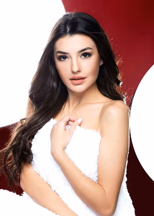 Thí sinh đến từ Ukraine cũng khoe vai trần gợi cảm.