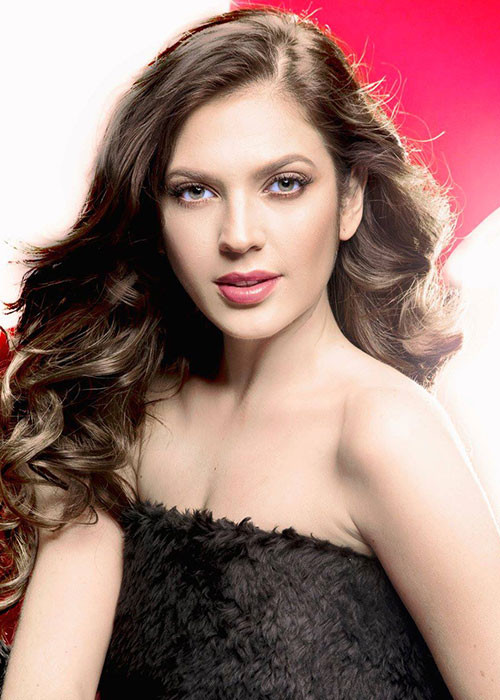 Người đẹp đến từ Mexico - Diana Romero khoe vẻ quyến rũ khi chụp ảnh chân dung.