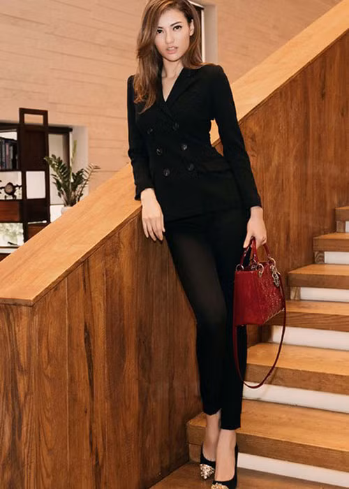 Bị gắn mác “gái hư”, Hồng Quế nỗ lực hướng tới hình ảnh ngoan hiền. Cô lựa chọn trang phục thanh lịch, kín đáo hơn, lao động nghệ thuật nghiêm túc, chỉn chu hơn.