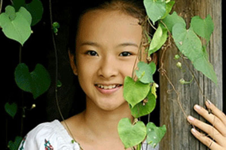 Không chỉ người mẫu Hồng Quế, Angela Phương Trinh cũng hóa gái ngoan, gái hư như trở bàn tay. Thời mới nổi tiếng từ các vai nhí, Angela Phương Trinh được yêu mến bởi hình ảnh ngoan hiền. Ảnh: Người lao động