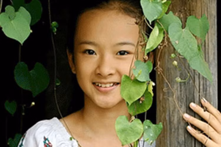 Không chỉ người mẫu Hồng Quế, Angela Phương Trinh cũng hóa gái ngoan, gái hư như trở bàn tay. Thời mới nổi tiếng từ các vai nhí, Angela Phương Trinh được yêu mến bởi hình ảnh ngoan hiền. Ảnh: Người lao động