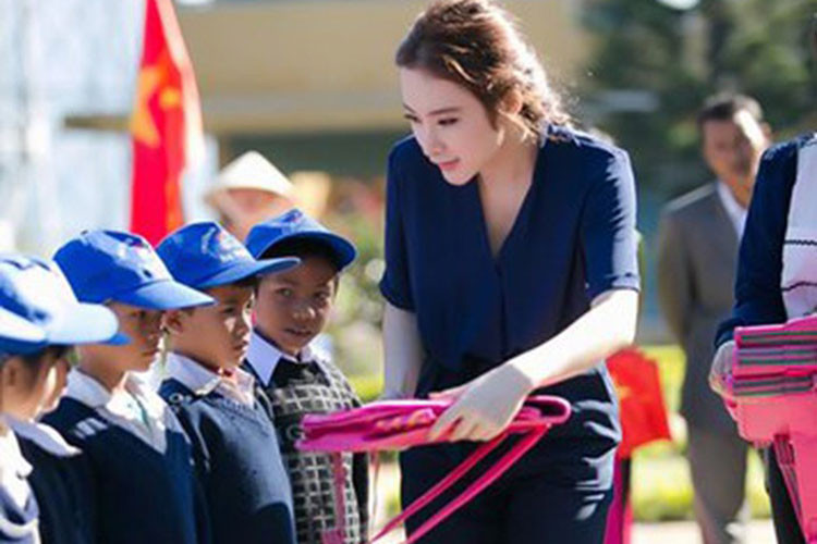 Từ năm 2014, Angela Phương Trinh bất ngờ trở lại hình ảnh ngoan hiền. Cô chọn trang phục tinh tế, kín đáo, thường xuyên làm từ thiện, khá thận trọng khi phát ngôn.