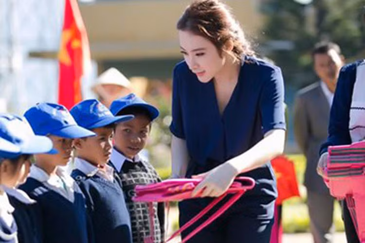 Từ năm 2014, Angela Phương Trinh bất ngờ trở lại hình ảnh ngoan hiền. Cô chọn trang phục tinh tế, kín đáo, thường xuyên làm từ thiện, khá thận trọng khi phát ngôn.