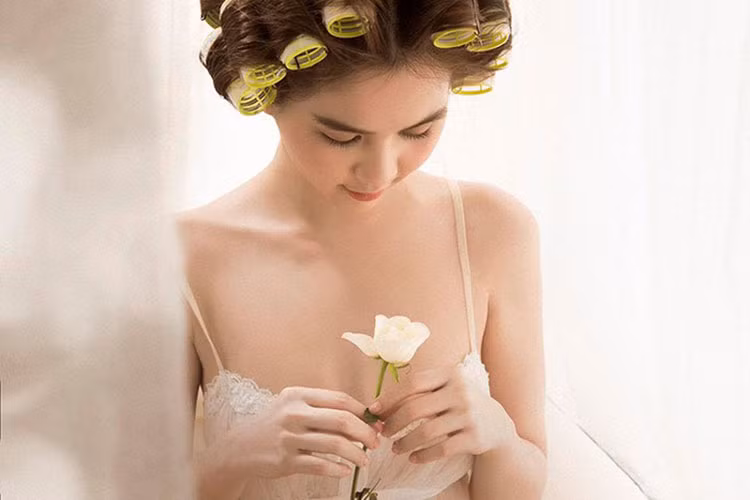 Như lúc yêu tỷ phú Hoàng Kiều, Ngọc Trinh giữ hình ảnh ngoan hiền. Thế nhưng, hậu chia tay, nữ người mẫu lại sexy bỏng mắt. Ảnh: An ninh thủ đô