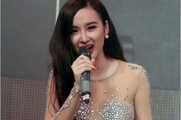 Khi trưởng thành, Angela Phương Trinh lại nổi loạn. Cô thường xuyên ăn mặc phản cảm, khai gian tuổi, yêu đại gia hơn cô 20 tuổi. Ảnh: Công lý