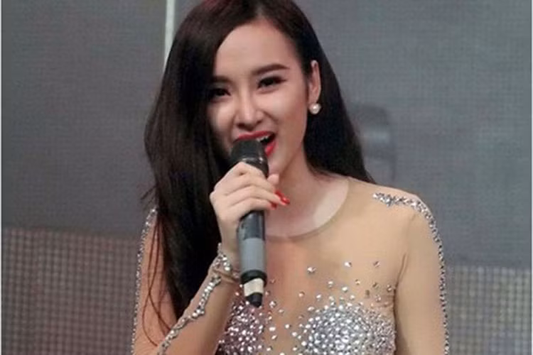 Khi trưởng thành, Angela Phương Trinh lại nổi loạn. Cô thường xuyên ăn mặc phản cảm, khai gian tuổi, yêu đại gia hơn cô 20 tuổi. Ảnh: Công lý