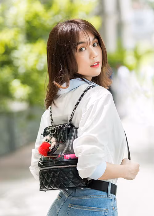 Sau thời gian gắn mắc gái hư, chân dài gốc Trà Vinh bất ngờ trở lại hình ảnh ngoan hiền tuy nhiên chỉ một thời gian cô lại hở bạo trở lại.