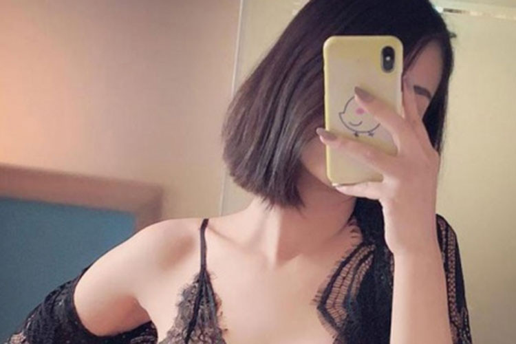 Sau khi có con gái, Hồng Quế trở nên "ngoan hiền” hơn nhiều. Tuy nhiên, gần đây, chân dài 9x liên tục khoe ảnh hở bạo khiến nhiều người đặt nghi vấn cô trở lại làm gái hư.