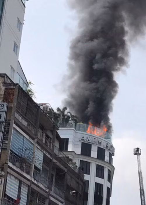 TPHCM: Khach san A&Em chay du doi, nhieu nguoi hot hoang thao chay-Hinh-2