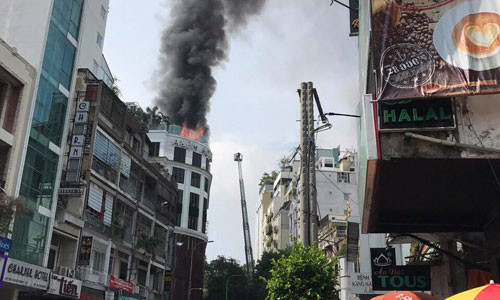 TPHCM: Khach san A&Em chay du doi, nhieu nguoi hot hoang thao chay